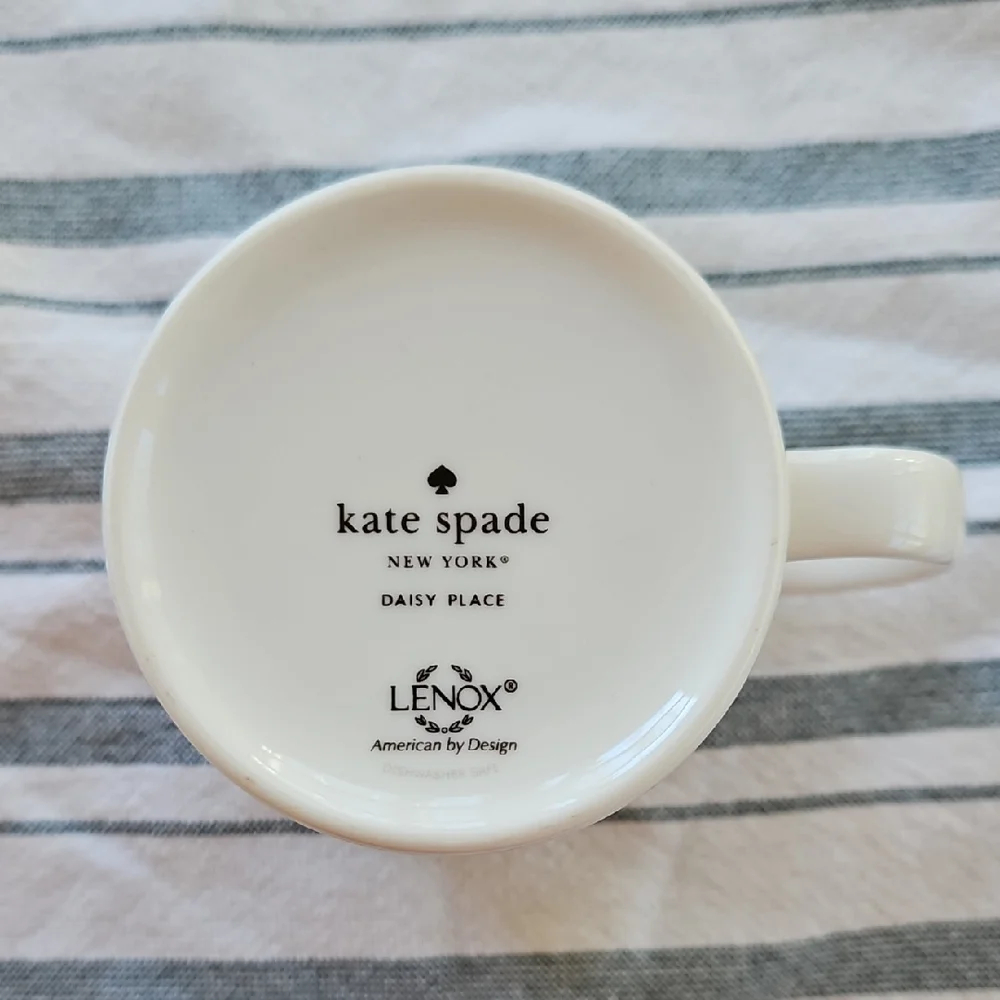Kate Spade Wristlet and Crème de la Crème Mug. - Picture 4 of 11